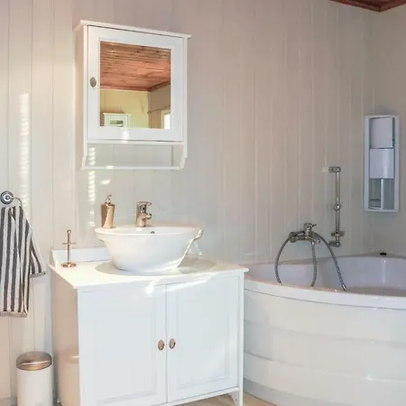 Five Bedroom In Sannidal شقة